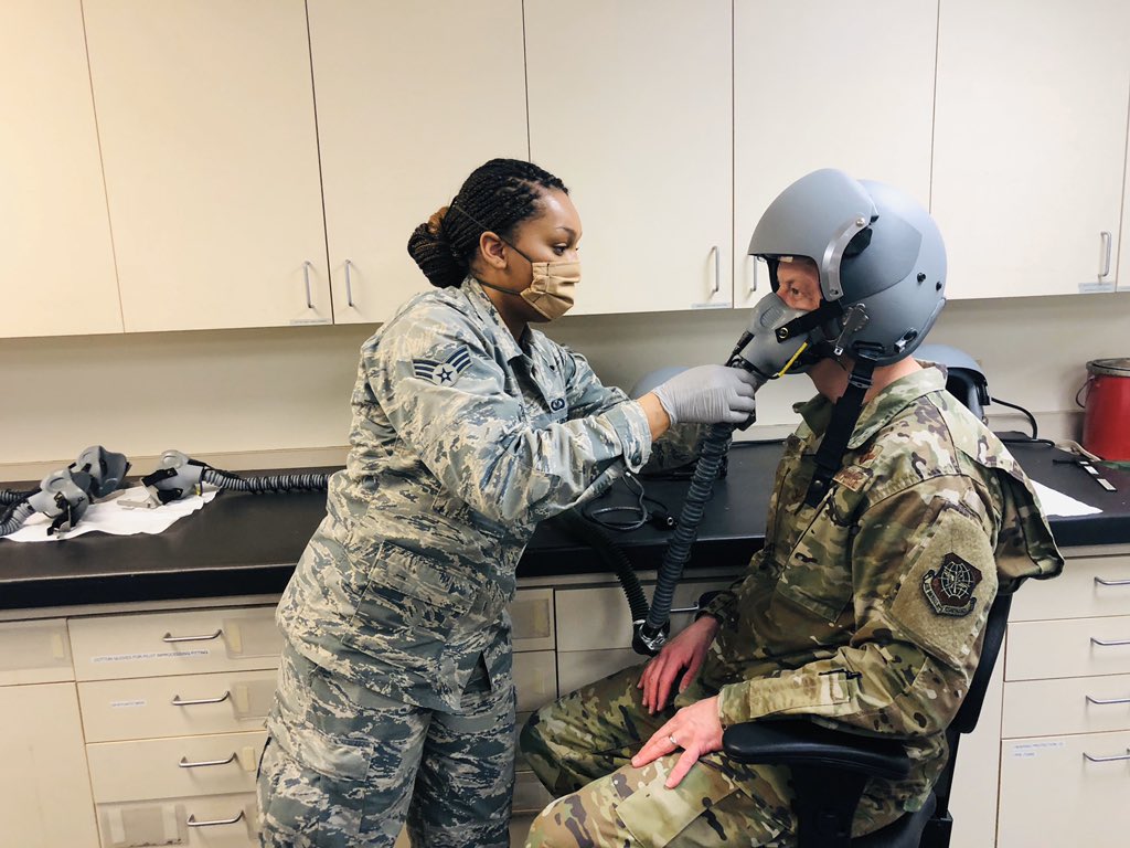 92arwcommander's tweet photo. When I really need a mask, I turn to the professionals in Aircrew Flight Equipment! Thanks, Airman Woodard, and team for helping me get ready to fly this week! #TeamFairchild #92OSS #WeOwnIt #OpsNeverStops #AFE #Famous92d #FavoredFew https://t.co/yACYWb6w0M