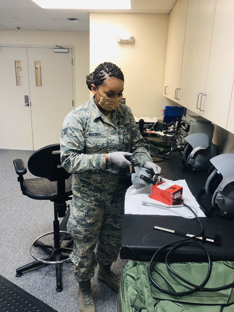 92arwcommander's tweet photo. When I really need a mask, I turn to the professionals in Aircrew Flight Equipment! Thanks, Airman Woodard, and team for helping me get ready to fly this week! #TeamFairchild #92OSS #WeOwnIt #OpsNeverStops #AFE #Famous92d #FavoredFew https://t.co/yACYWb6w0M