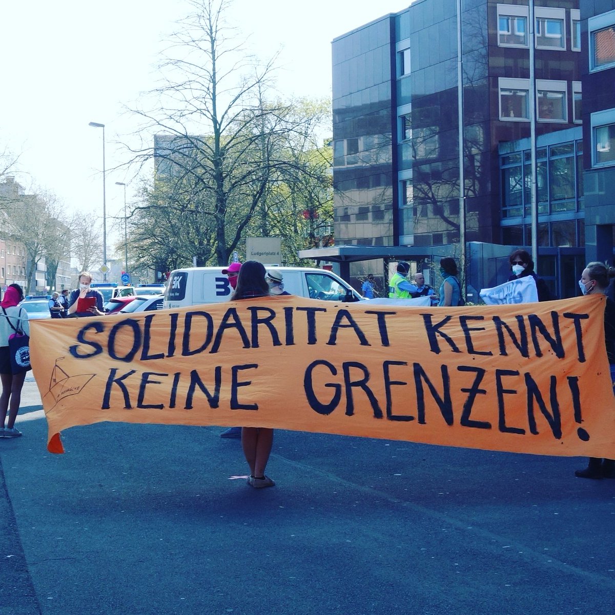 Gruppe_EXIL's tweet photo. "Unsere #Solidarität bleibt grenzenlos, indem sie fordert die #Grenzen niederzureißen und eine Welt entstehen zu lassen, in der alle Platz haben." Aus unserem Redebeitrag auf der Mahnwache im #Münster.

 #LeaveNoOneBehind #GrenzenAuf #LagerSchliessen #noBorder #NoFrontex https://t.co/Azq6XKAJrI