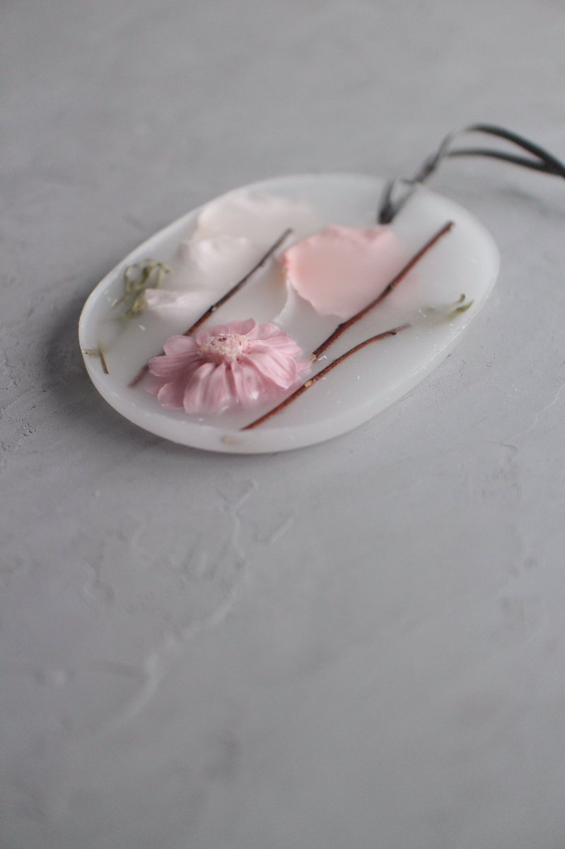 Omou ジニアの花言葉は 遠い友を想う 大切な人と直接会えない今の時期だからこそ この花言葉が心に響きます Omouの アロマサシェ No1 フランキンセンス には友達を想うピンク色のジニアが一輪入っています T Co Izuxie9c2e Omou アロマサシェ