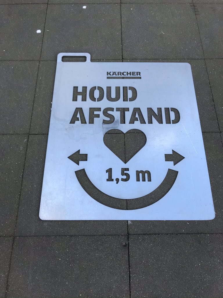 MarcelKalmeijer's tweet photo. Safety crew van @KarcherNL op bezoek op het hoofdkantoor van @ISS_Netherlands voor een speciale social distancing actie met de hogedrukreiniger. Leuk idee! Zie je ook meteen hoe vies je stoep is. #houdafstand #SocialDistancingWorks https://t.co/lpxOsRUwgy