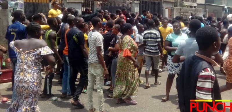 MobilePunch's tweet photo. PHOTOS: Naira Marley fans storm court despite lockdown https://t.co/wudKdQVE8n