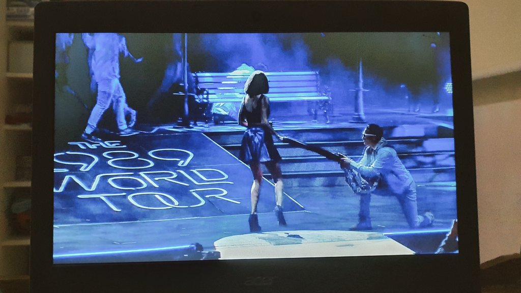 mimilovesmoo's tweet photo. we're watching the 1989 world tour to celebrate #1989DaysOf1989 💙 https://t.co/ns79tnW8nE