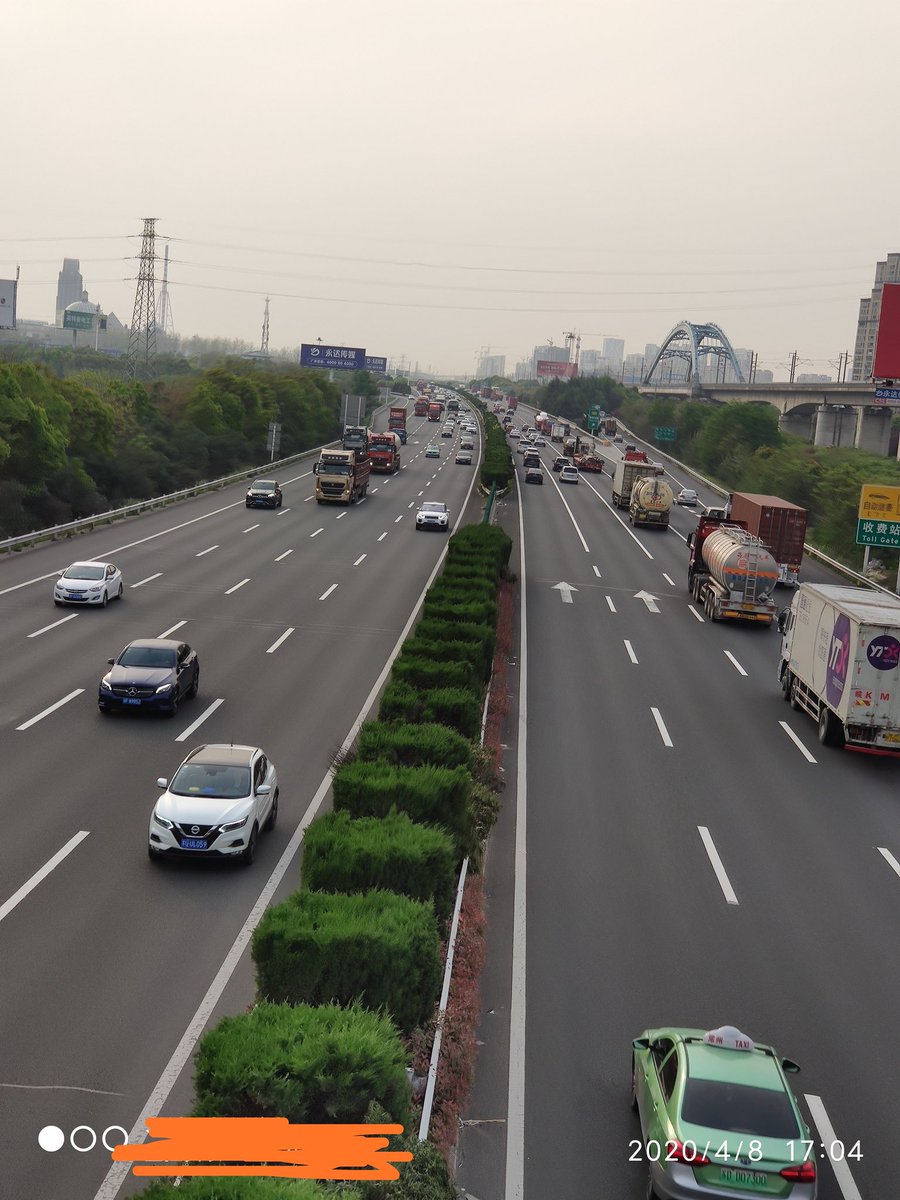 免费的高速，车流量还是很大。