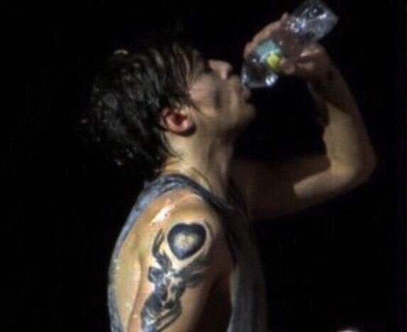 louis tomlinson as amy winehouse; a thread