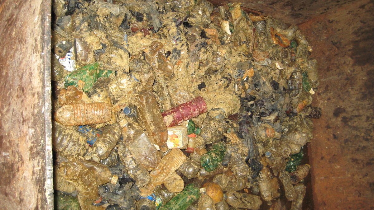 PhillyH2O's tweet photo. This⬇️is a photo of the junk jamming up our sewers/plants— taken BEFORE all the wipes, masks, and gloves started showing up! Please: don't flush anything but toilet paper  and don't litter. It's not good for your pipes or ours or our rivers. #WipesClogPipes #PhillyH2OTips https://t.co/N2vnCsg5Xh