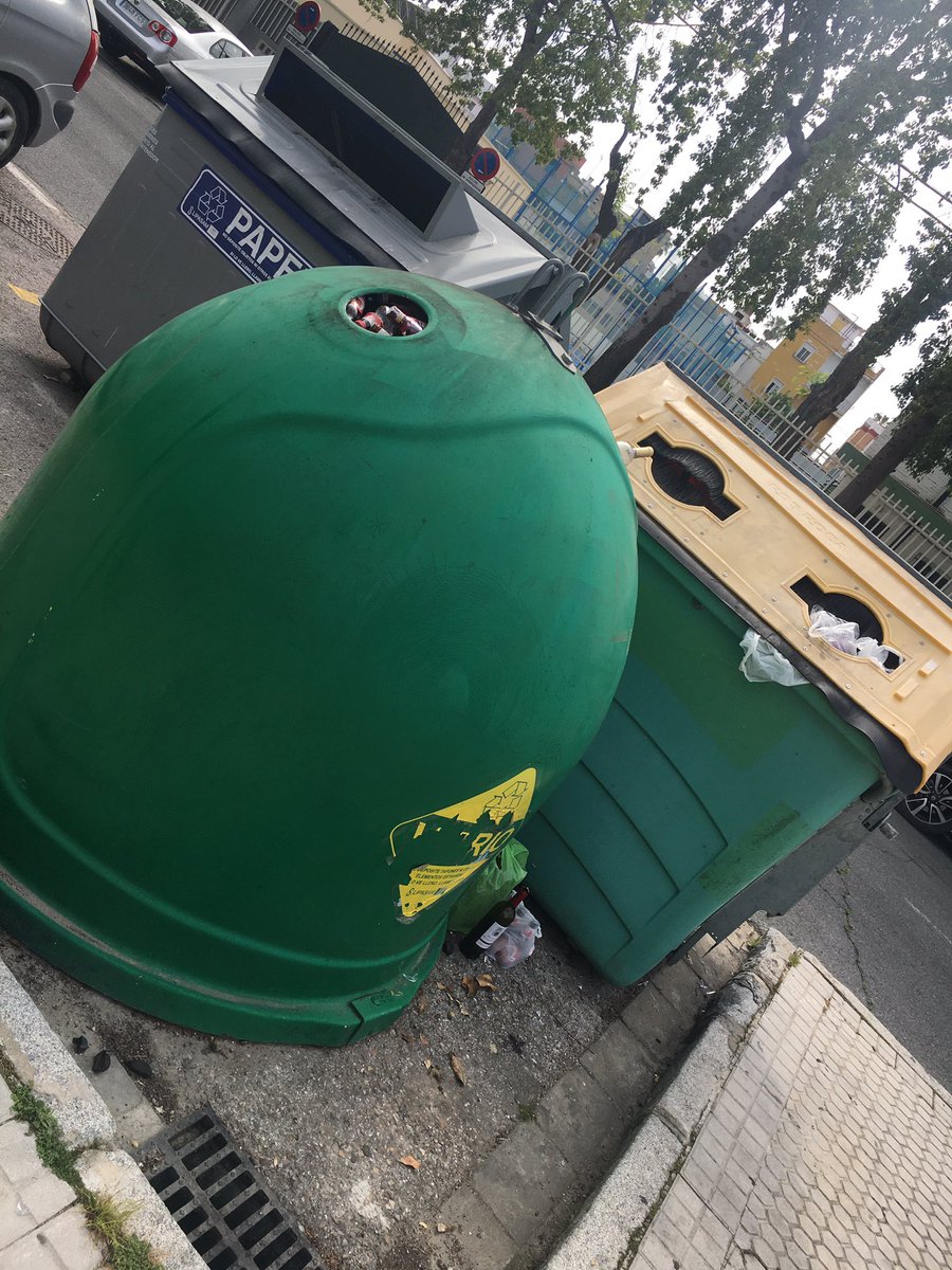 SerranoCenteno's tweet photo. @Ayto_Sevilla @RetoLipasam Pues parace ser que sigue todo igual dos dias despues #SevillaLimpia https://t.co/paORLu44Eu