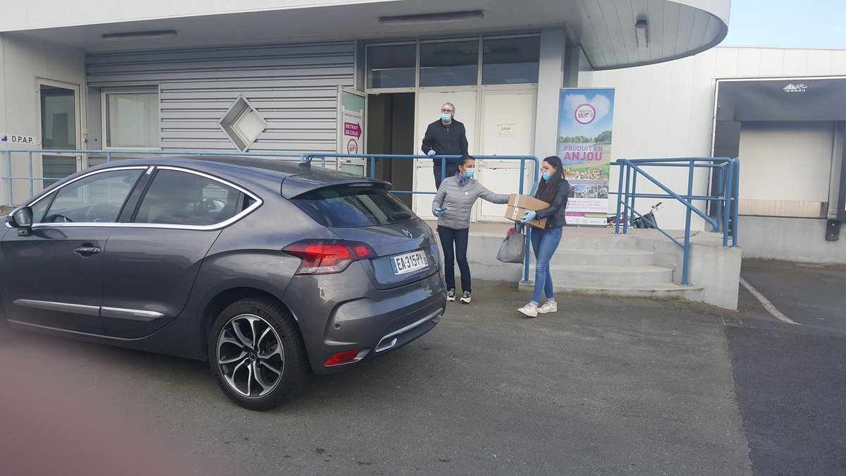 MIN_Angers's tweet photo. Premiers colis @produitenanjou partis ce matin du #MinAngers grâce à l'entreprise DPAP. Merci aux fournisseurs du Min : @maisonbecam #epigram #dpap #galetteduValdeLoire #cremetdAnjou. Colis en drive ou livraison par @KliveoAngers disponibles sur https://t.co/9Srr78tyYp https://t.co/F8p3iW1MRM