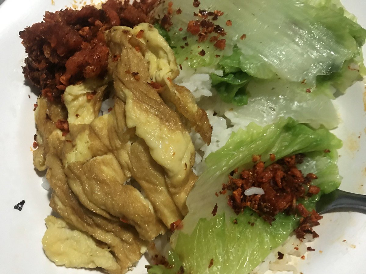 magicbelle__'s tweet photo. อี่เวน ดีโคตรๆๆ อร่อยยยย กระเทียมเจียว พริก กากหมูแน่น ชอบมาก ชอบกว่าที่เคยซื้อเจ้าอื่นเป็นกระปุกอีก ถุงละ 100 ร้านซีลมาอย่างดีเทแบ่งใส่กระปุกได้ตั้งสองกระปุก ไม่อดตายแล้วกู https://t.co/kSQV9QpX5D