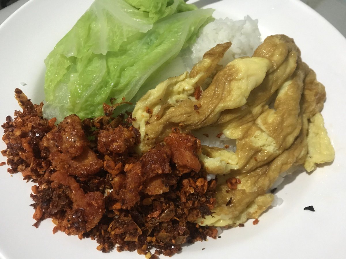 magicbelle__'s tweet photo. อี่เวน ดีโคตรๆๆ อร่อยยยย กระเทียมเจียว พริก กากหมูแน่น ชอบมาก ชอบกว่าที่เคยซื้อเจ้าอื่นเป็นกระปุกอีก ถุงละ 100 ร้านซีลมาอย่างดีเทแบ่งใส่กระปุกได้ตั้งสองกระปุก ไม่อดตายแล้วกู https://t.co/kSQV9QpX5D