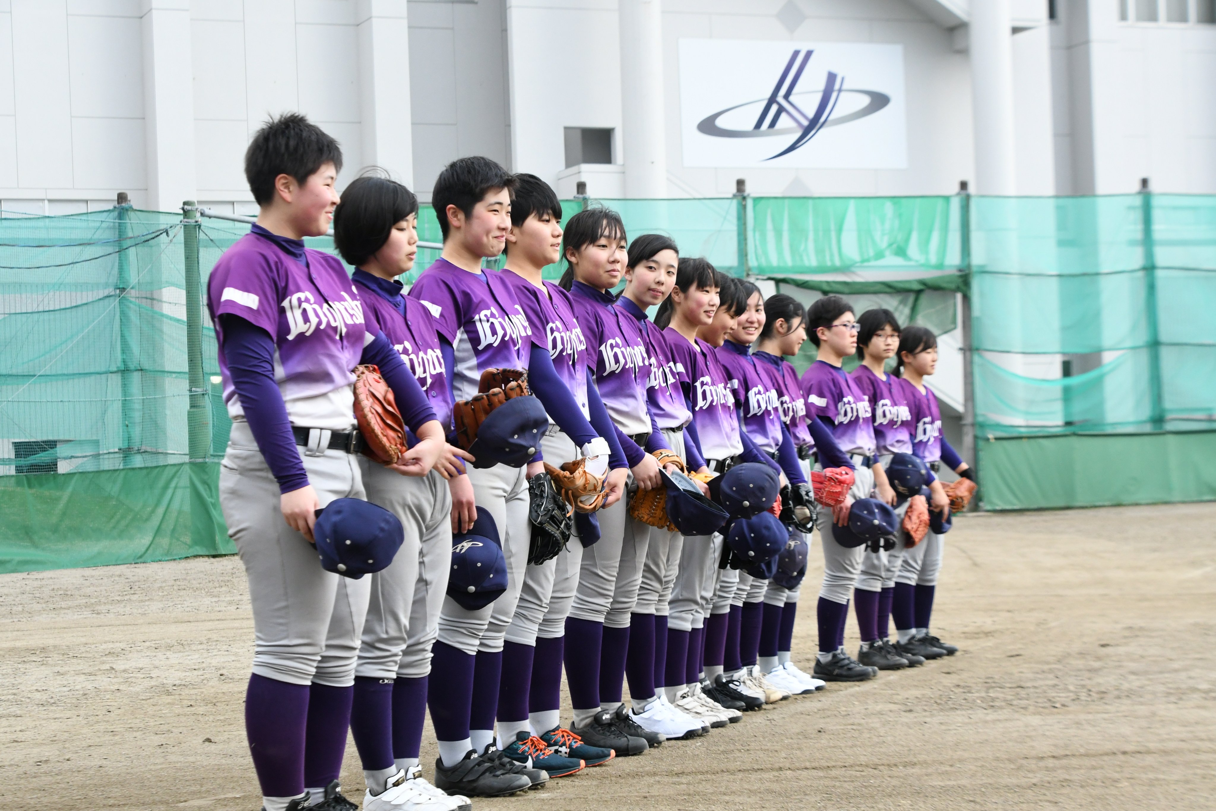 朝日新聞盛岡総局 ４月に新設された花巻東高校硬式女子野球部の初練習を取材しました キャッチボールや打撃練習 シートノックなどを１時間 キャプテンになった河野瑠生さんは ここからスタート 日本一を目指す と力強く話していました 中