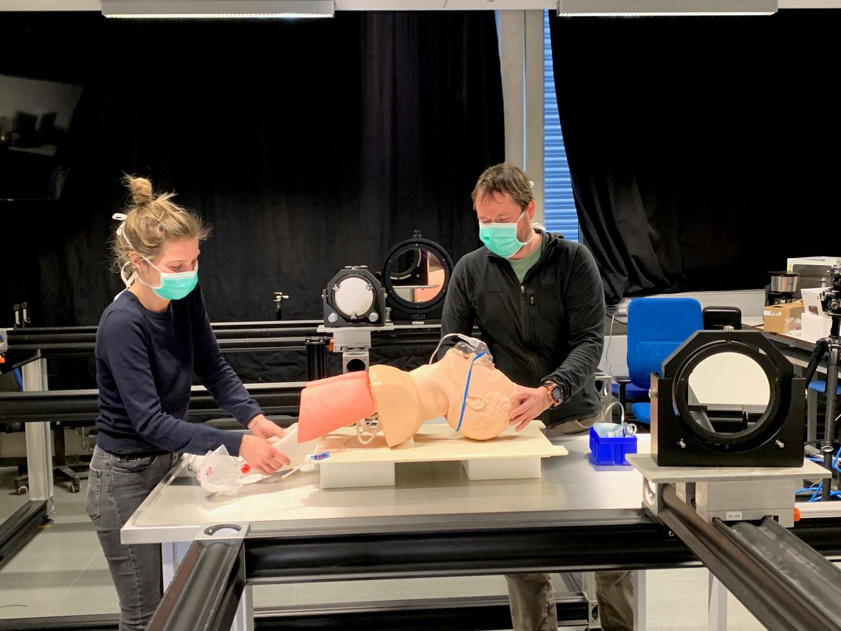 Eine #Versuchsreihe an der OTH Regensburg soll klären, wie medizinisches Personal sich beim Beatmen von COVID-19-Patienten bestmöglich vor einer Ansteckung mit dem #Corona-Virus schützen kann. Mehr unter oth-regensburg.de/new-startpage/…

Foto: Hilde Wagner