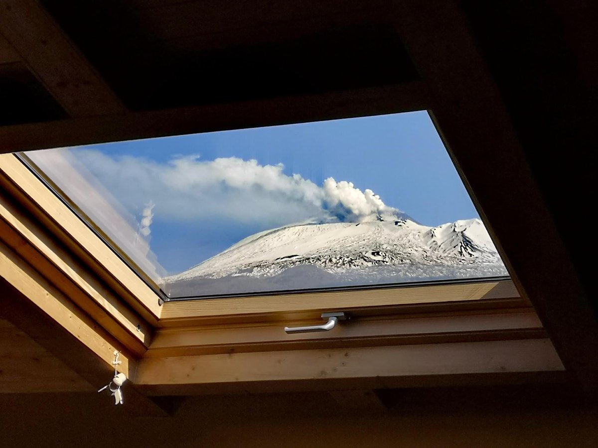 EtNativo's tweet photo. #Etna - 08 Aprile 2020 | Il vulcano da una finestra a Belpasso, ecco come la vista della nostra splendida montagna allegerisce la quarantena nell’hinterland catanese!🗻 #sicilia #catania #vulcani

©️Photo Credit: Gina Distefano https://t.co/YDtG9eiAe6