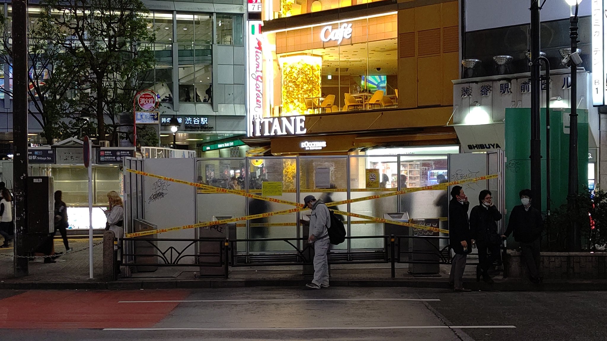 Kenen9 緊急事態宣言を受けてか 渋谷区がやっと決断 渋谷スクランブル交差点の喫煙所が閉鎖されました まずは完全撤去へ一歩前進 閉鎖ですよ 理解できてますか 近寄ってなら喫煙しても良いだろうと 言うようなバカな考えは絶対にしないよう
