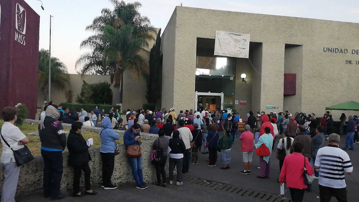 mausirr's tweet photo. Que onda con sus medidas de #SanaDistancia Tienen a la gente en la calle esperando pasar a laboratorio y otros servicios. Solo dos empleados informan al inicio de la fila https://t.co/27Ac3lxjqB