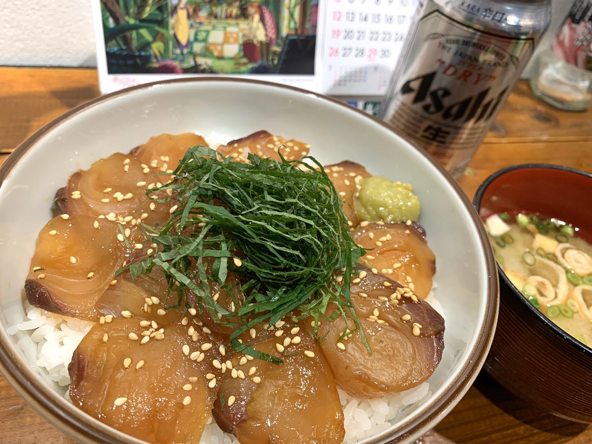 やっこい Pa Twitter 今夜の賄いご飯は お客様に 頂いたヒラマサの切り身を使い 漬け丼に 酒 みりん共に1を火にかけ アルコールを飛ばし 粗熱をとったら 醤油2を加え 切ったヒラマサを 1時間漬け込む ご飯に乗せて白ゴマ振って わさび 刻んだ大葉を盛ったら