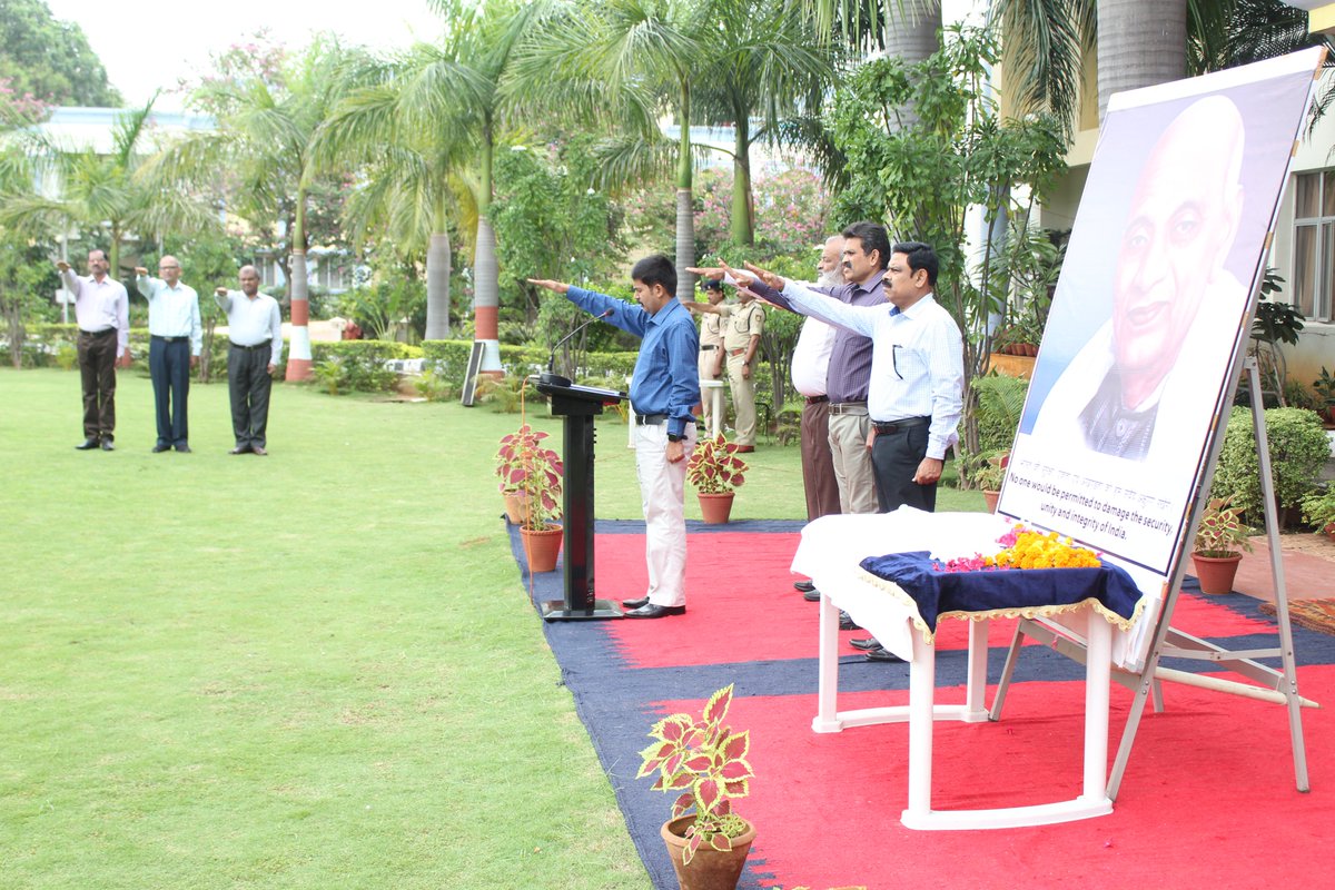 CRPF_sector's tweet photo. No one would be permitted to damage the Security and Integrity of India:
On 31st Oct 2019, #NationalUnityDay was celebrated and administered unity pledge at #SouthernSector, Head Quarters, CRPF, Hyderabad, Telangana
@crpfindia
@dhinakaran1464 https://t.co/2PdoeFNuxV