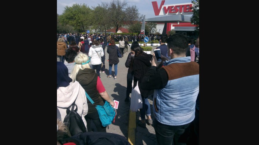 yasarustaportal's tweet photo. Vestel işçileri: Çalışmaya zorlanıyoruz, sosyal mesafenin önemi yok | Manisa Vestel'de çalışan işçiler üretime hala devam ettiklerini, çalışmak için zorlandıklarını, sosyal mesafenin dikkate alınmadığını ve 16 bin kişi çalıştıklarını bildirdi. #COVID2019 https://t.co/hrDmQj2peI