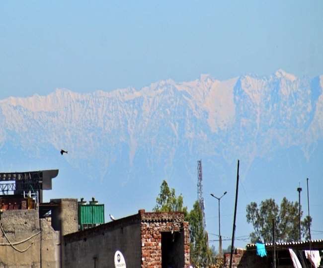 mooseoutfront's tweet image. Himalayas visible from more than 150 miles away for the first time since the 1980s. Seeing many posts of pictures from India, where a trending topic is reductions in traffic and associated pollution during the Covid19 pandemic. These caught my eyes.