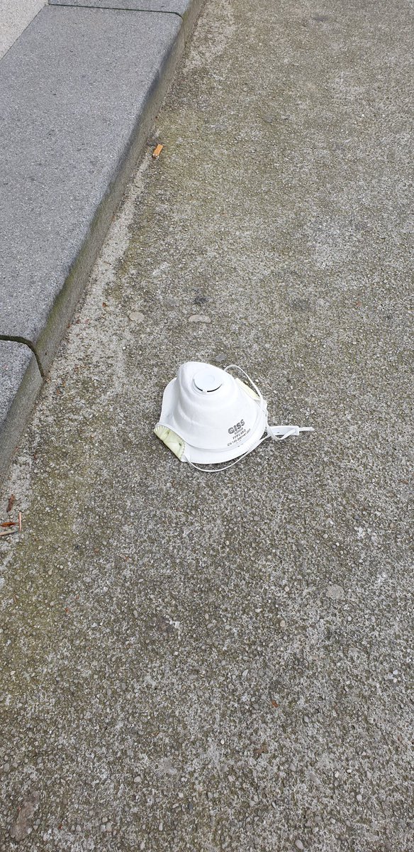 GuillaumeBarucq's tweet image. Mettre un masque et des gants, c’est bien. Les jeter comme il faut, c’est encore mieux. #Covid19