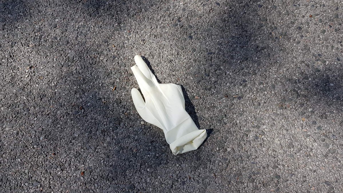 GuillaumeBarucq's tweet image. Mettre un masque et des gants, c’est bien. Les jeter comme il faut, c’est encore mieux. #Covid19