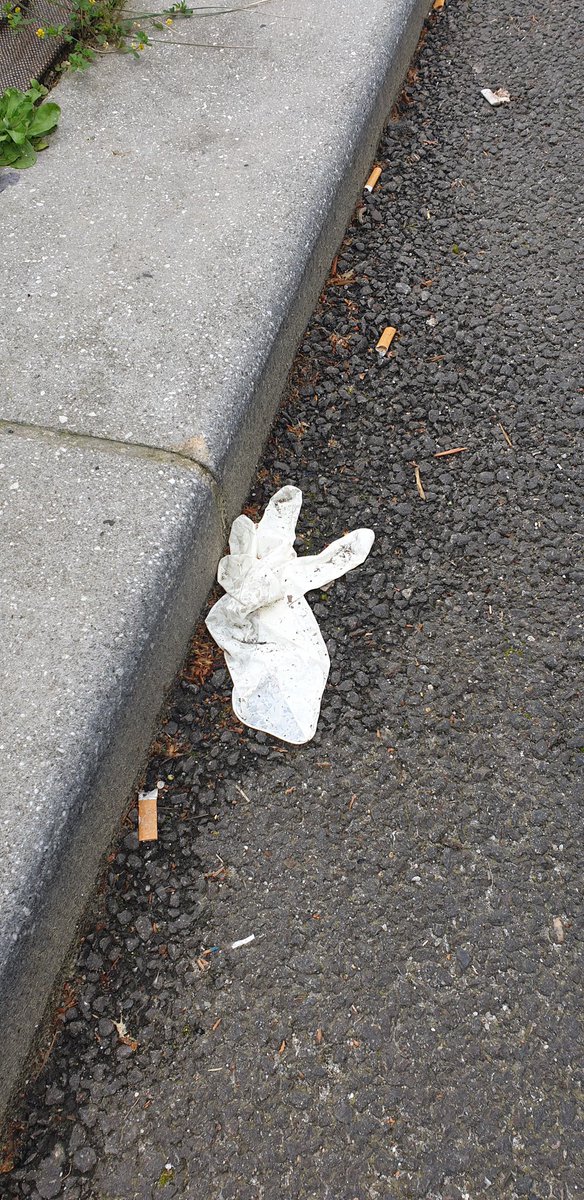 GuillaumeBarucq's tweet image. Mettre un masque et des gants, c’est bien. Les jeter comme il faut, c’est encore mieux. #Covid19
