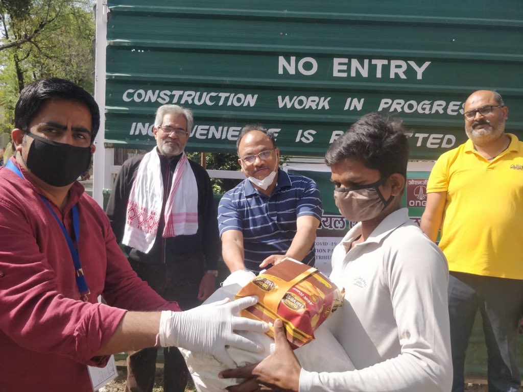 ONGC_SBA's tweet photo. देहरादून #ONGC सीएसआर विभाग ने देहरादून के कौलागढ़ में निर्माण कार्यों हेतु बिहार,छतीसगढ़, उत्तरप्रदेश व पश्चिम बंगाल क्षेत्रों के फॅसे लगभग १०० श्रमिक परिवारों को  राशन किटों का वितरण किया। हर किट एक परिवार के १२-१५ दिनो की राशन आवश्यकता हेतु पर्याप्त है ।#ProudToBeAnONGCian https://t.co/sny3iERNNS