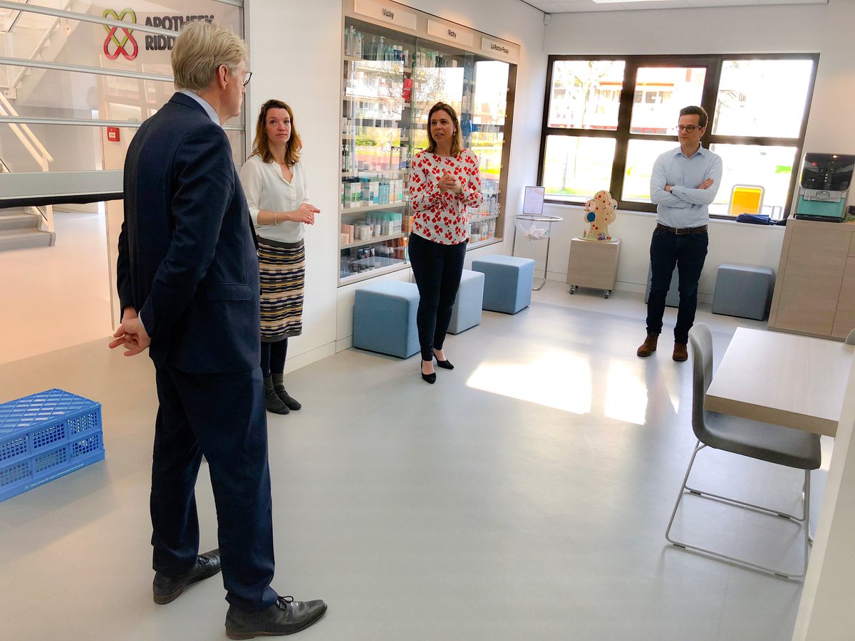mjrijn's tweet photo. Onder de indruk hoe huisartsen en apothekers hun schouders eronder zetten. Samen zorgen zij in deze moeilijke tijd voor de patiënt. Het is namelijk ontzettend belangrijk dat mensen hun medicijnen blijven gebruiken en contact opnemen met hun huisarts als zij zorg nodig hebben. https://t.co/DNo7HCXpp9