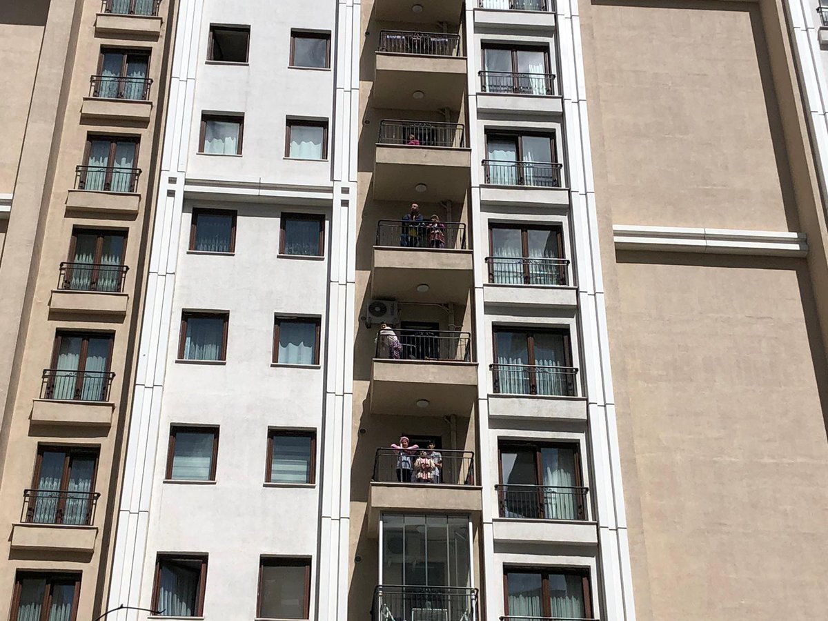 ESEV Moral Timi'miz #EvdeKal’an komşularımıza sokak konserleri vermeye devam ediyor.
Bu akşam Buket Aydın'la  Kanal D Ana Haber'de biz "Moral Timi'ni" izleyebilirsiniz. 😊
#evdekalesenkal
#esevdekal