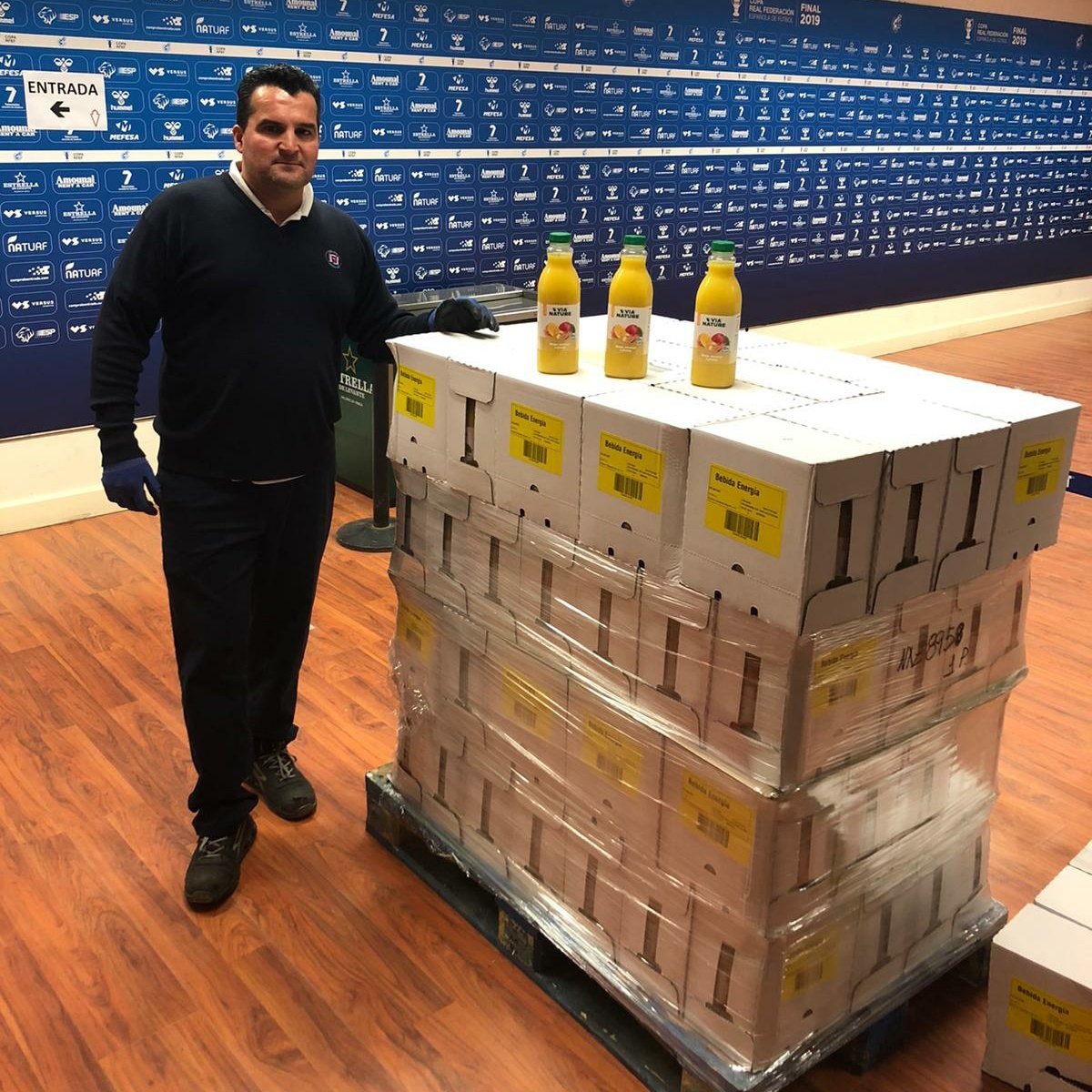 / #EsteVirusLoParamosUnidos / 🍊 🍎 🥤 La empresa murciana <a href="/ViaNature_/">Vía Nature</a> colabora con zumos de frutas en el punto de aseo 🚿 y avituallamiento 🥪 para #transportistas 🚛 🚛 🚛 del #Estadio #EnriqueRocadeMurcia 
¡Gracias de ♥️! 
#EsteVirusLoParamosUnidos