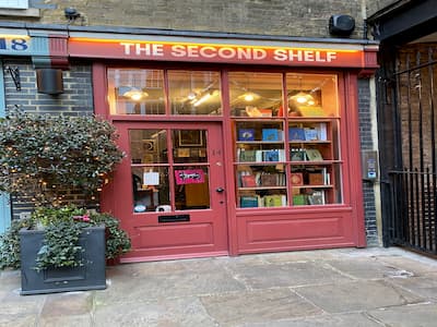 AIBmagazine's tweet photo. A #Literary Pearl: #TheSecondShelf
Jenny Kingsley considers ‘a woman’s place’ in the antiquarian #book trade.
She might try collecting herself! Full article: https://t.co/7BqXX7LvGO https://t.co/YrAH1Etd6z