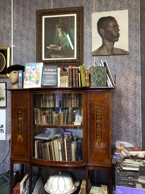 AIBmagazine's tweet photo. A #Literary Pearl: #TheSecondShelf
Jenny Kingsley considers ‘a woman’s place’ in the antiquarian #book trade.
She might try collecting herself! Full article: https://t.co/7BqXX7LvGO https://t.co/YrAH1Etd6z