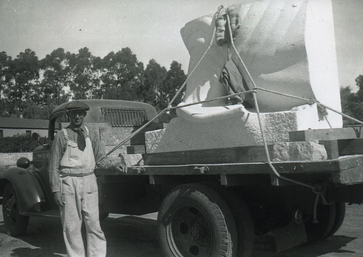 FotosFamiliaMdP's tweet image. El nacimiento de los lobos de la Rambla. Fotos recientemente halladas en las canteras donde los construyeron. Sorprendente historia. Podemos leerla en lacapitalmdp.com/un-eslabon-per…