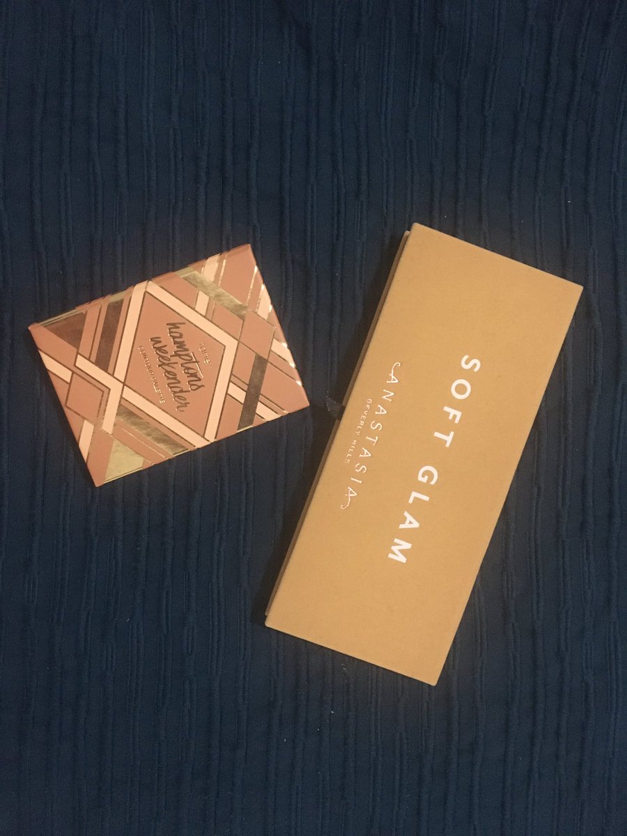 belzbarbie's tweet photo. @sophdoeslife idk if you have the tarte face palette so I give an eyeshadow option 🥰👌🏼 https://t.co/ZVspgrR17S
