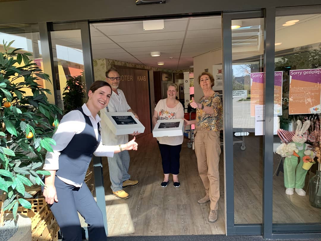 Thuiszitten is niks voor onze koks. Dus daarom hebben ze de handen ineen geslagen om de zorgmedewerkers een steuntje in de rug te geven. De taarten zijn vandaag aangeboden namens Perron 5 en Hotel Haarhuis bij ouderen tehuizen in Arnhem en ziekenhuizen in de omgeving #zorghelden