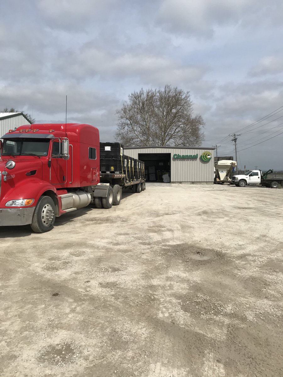 JonesMatt818's tweet photo. Delivering some big loads of seed today.  Let’s get it in the ground #plant20.  ⁦@ChannelSeed⁩ ⁦@channelseed7⁩ ⁦@codymorris45⁩ ⁦@BEisenbath⁩ https://t.co/2zGJ2OjgU2