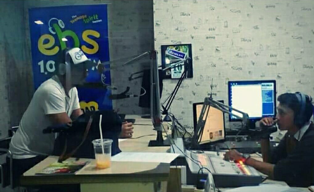 AswinDafry's tweet photo. Inalillahi wa inailaihi rojiun.
Telah meninggal dunia musisi , penggerak kebudayaan juga.

Glenn Fredly.

Ini adalah foto 3 tahun lalu saat saya berbicara dengan Almarhum tentang cita-cita musik dan pendidikan anak Indonesia.

Rest in Peace. https://t.co/iI0NMnKtw6
