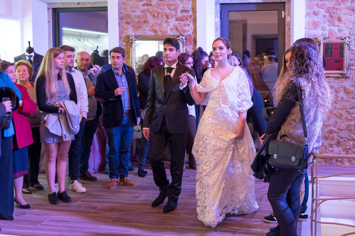 diana_therose's tweet photo. Fashion show for Queen House's opening day. 😊
📸: Pedro Sayanda
#QueenHouse #noivos #noivo #noiva #models #modeling #bridalmodels #bridal #DianaRosa #portuguesemodels #weddingdress #elegance #runway #runwayshow #desfile #openingday #opening #glamour #party #fashion #fashionshow https://t.co/qWDF6QY8fA