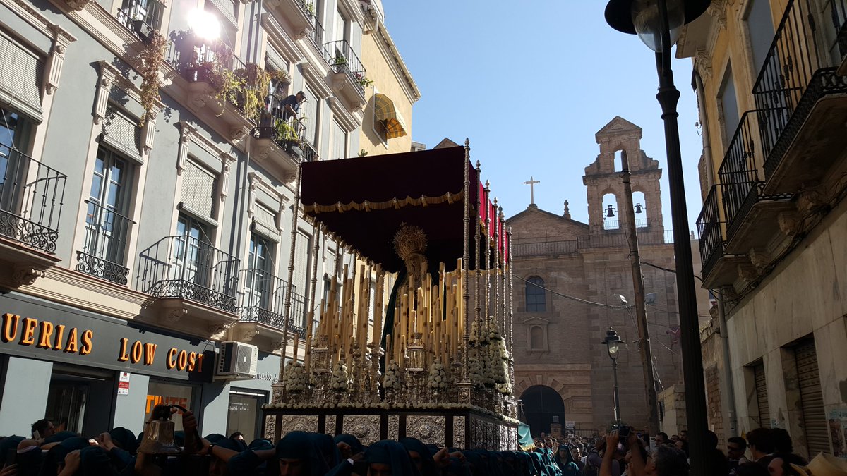 PerchelCofrade's tweet photo. Deseamos feliz Miércoles Santo y mucho ánimo a @HdadMediadora cofradía que año tras año discurre en su caminar por el barrio del Perchel #CofradiasMLG https://t.co/9SOzPa2SdV