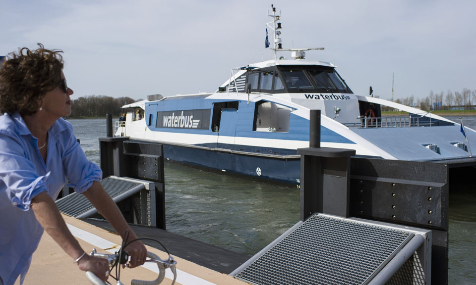 zuid_holland's tweet photo. Nieuwe exploitant #waterbus vanaf 2022 vaart ook naar #Rivium en gaat voor #ZeroEmission @baljeuj @Capelle_IJssel @DrechtstedenReg @rotterdam @KinderdijkMills @waterbus #odvmaritiem #Aqualiner Lees meer: https://t.co/ri4DHm9pDQ https://t.co/RleJpvkMui