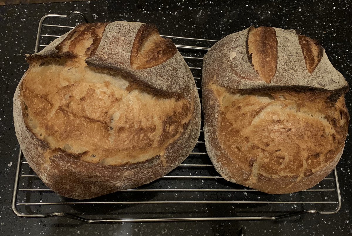 VegPlotPeach's tweet photo. Happy sourdough Wednesday everyone! #sourdough #tartinemethod #naturallyfermented #wildyeast #homemade #goodforyourgut #biome #bread https://t.co/yHDG088icY