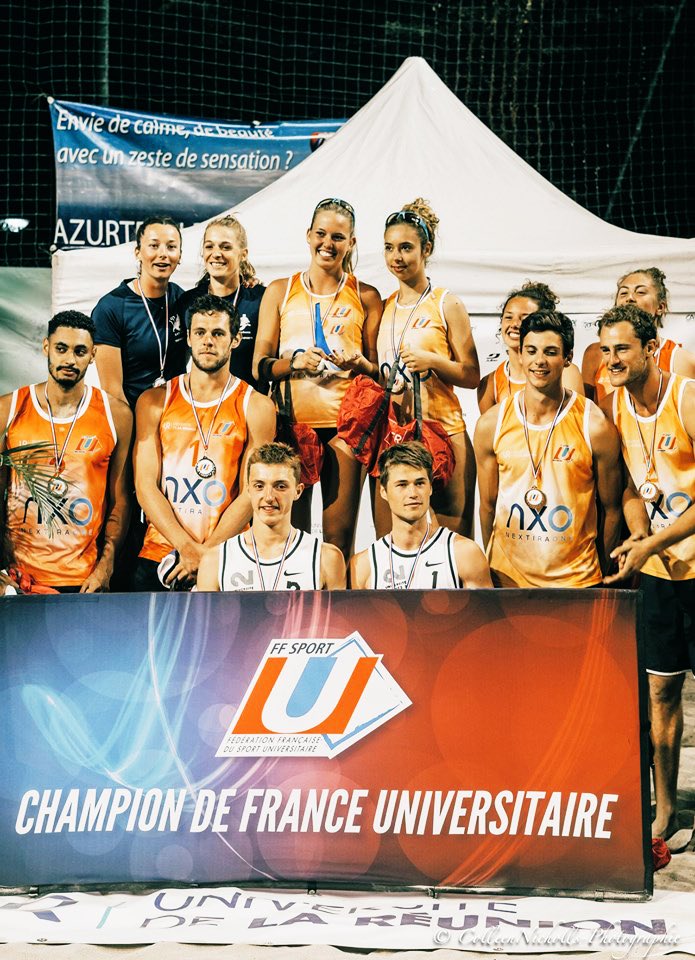 FFSportU's tweet photo. En cette période de #confinement, retour sur les temps forts du sport universitaire français en 2019 🇫🇷

#FlashbackFFSU N°12 : organisés pour la 1ère fois sur l’Ile de La Réunion, les Championnats de France de #beachvolley sacrent l’@UnivLaRochelle (F) et l’@UnivRennes_2 (M) 🏐🥇 https://t.co/V2zLQfivIO