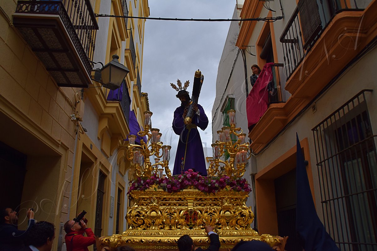 PasionJerezana's tweet photo. Hoy #MiércolesSanto de 16:00 a 22:30 horas tendría lugar la Estación de Penitencia de nuestra querida @delPeliron y sus acompañamientos musicales, @elsaucejobanda y @bandacoloraos les dejamos imágenes de lo acontecido el pasado 17 de abril de 2019 #SSJerez2020 https://t.co/v8t2RNSKRe