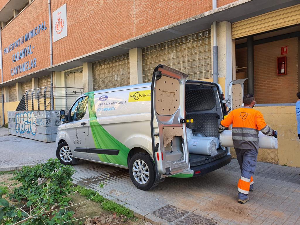 FordSpain's tweet image. La delegación de Asuntos Sociales del @AjuntamentVLC  transportando colchones de Ikea en una #FordTransit PHEV del proyecto de #FordMobility en Valencia que usaba Sharing @Muving para instalar camas en el polideportivo municipal del Cabanyal para atender a pacientes de #Covid19💙