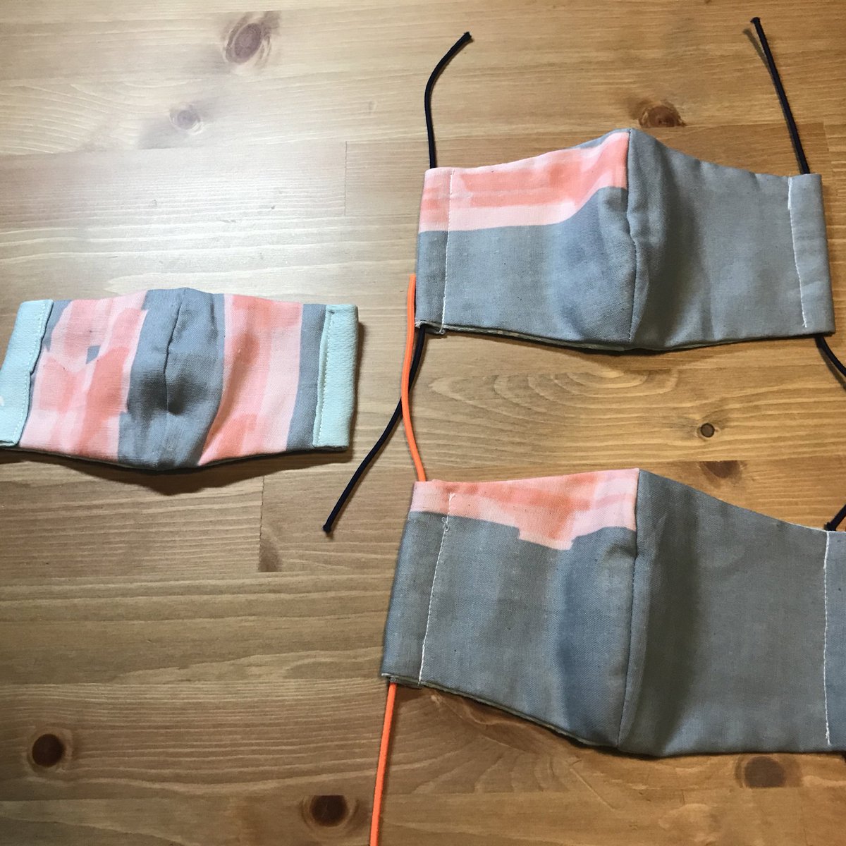 kinpangirl1's tweet photo. これもIto NaomiさんのWガーゼ。クールなデザインは貴重で、著作権ゆえにこの布使用作品は販売できないが、お渡しするなら最高のものを渡したい❣️とボランティアに踏み切った。音も物も私が関わった作品は全て愛しい。そのテンション、伝われ
#Maskforall #Maskforface #マスク https://t.co/SjNSxcV7i2