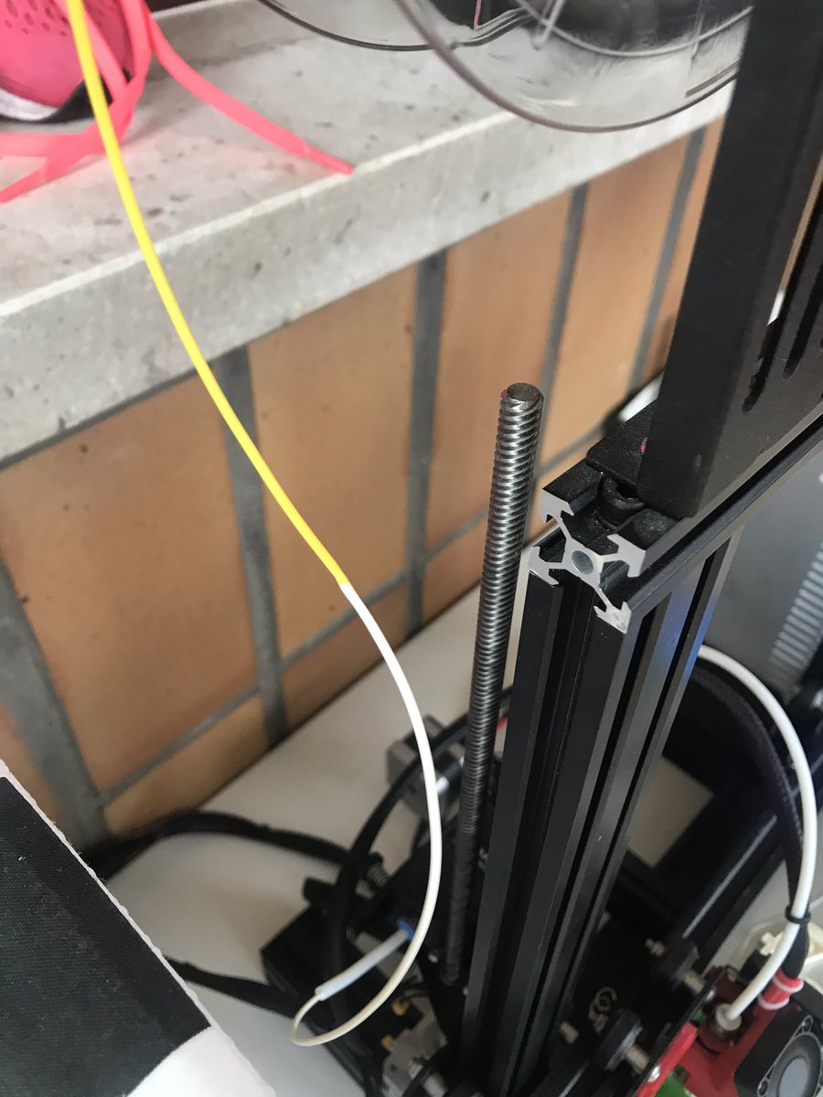 En tiempos de guerra hay que aprovechar hasta el último recurso, ante la escasez de filamento así estoy, haciendo empalmes de cachos... eso si quedan viseras más molonas 😎 
#coronavirusmakers <a href="/MakersCovid/">CoronavirusMakersCantabria</a>