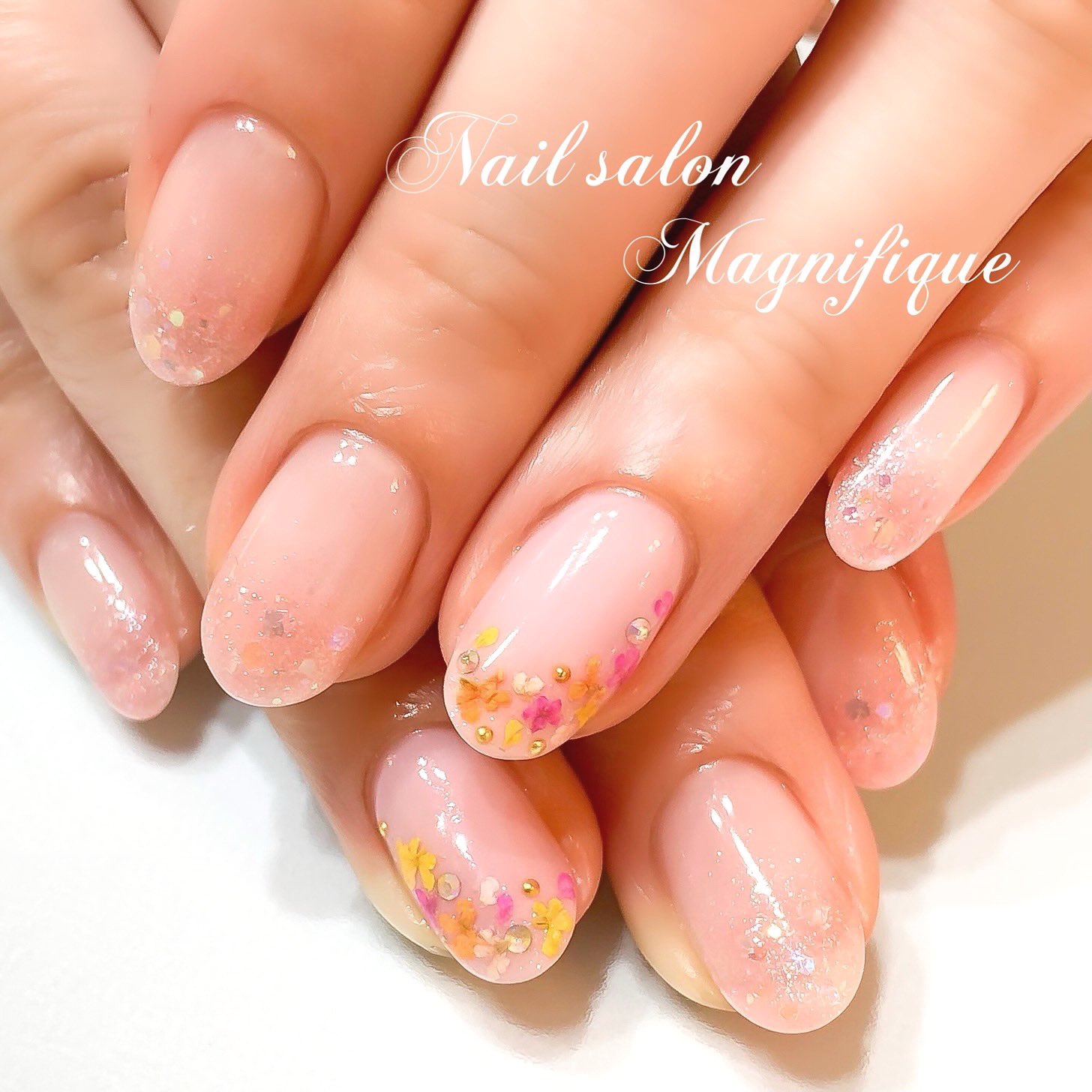 Nailsalon Magnifique Nail Nailsalon ネイル ネイルサロン ジェルネイル お花 ドライフラワー フラワーネイル ドライフラワーネイル ピンク シアーネイル シアーピンク グラデーション キラキラ かわいい 大人 ネイル 上品ネイル オフィス