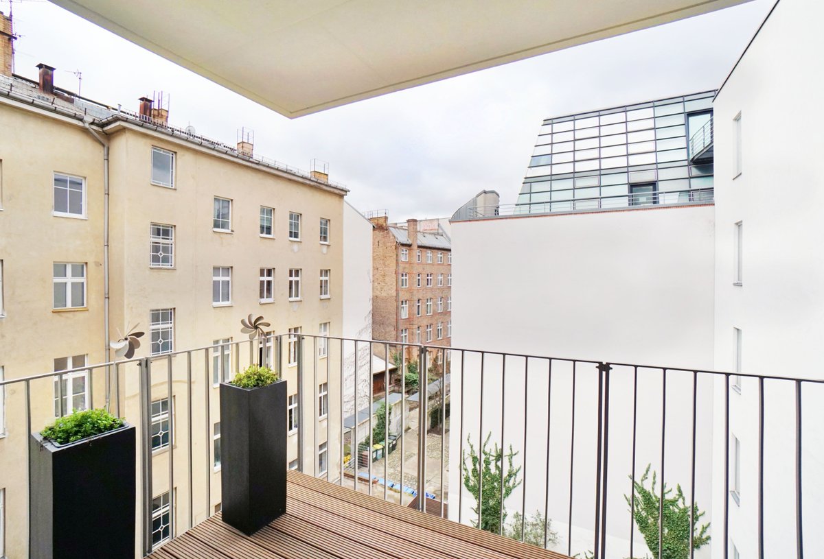 Engel Volkers Berlin Grosszugige Stadtwohnung In Bester Mitte Lage Der Exzellente Grundriss Und Die Grossflachigen Bodentiefen Fenster Verleihen Der Wohnung Ein Besonders Angenehmes Raumgefuhl 2 90 M Hohen Decken