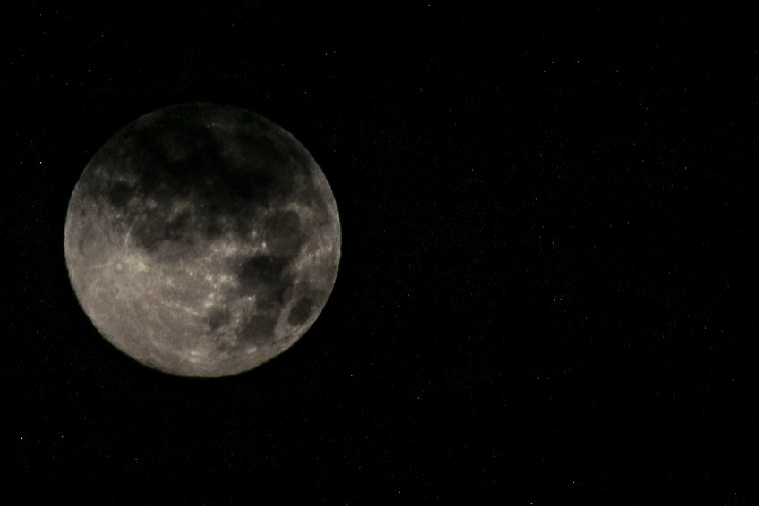 darknielv's tweet photo. Jugando con la luna https://t.co/QfWFXVKnqW