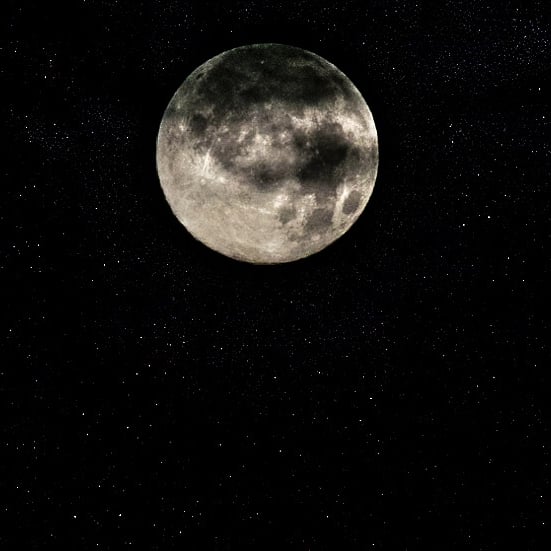 darknielv's tweet photo. Jugando con la luna https://t.co/QfWFXVKnqW